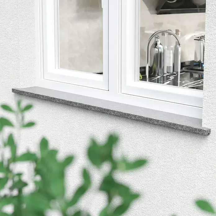Fensterbank Impakt softgebürstet - 113 x 30 x 2 cm, Anthrazit, Naturstein - Nahaufnahme einer Fensterbank aus Granit mit Blick auf eine Küche.