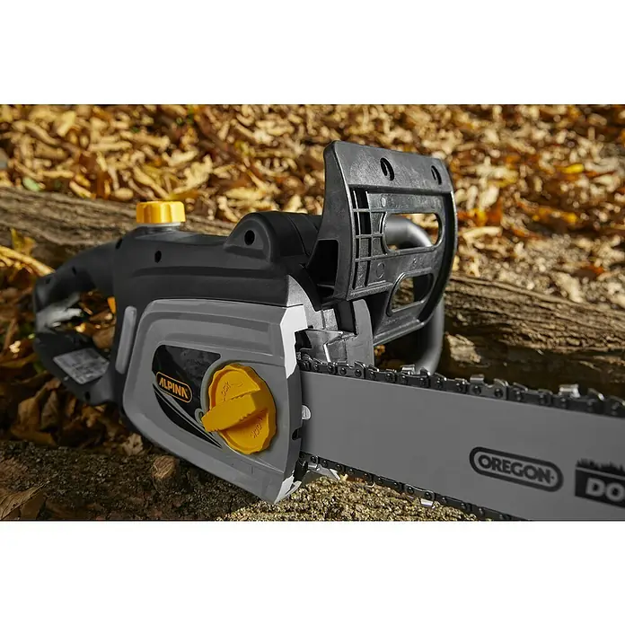 Alpina Elektro-Kettensäge ACS 180 E - 1.800 W, Schwertlänge: 35 cm - Nahaufnahme einer Alpina Kettensäge mit Oregon-Sägeblatt, ideal zum Schneiden von Holz.