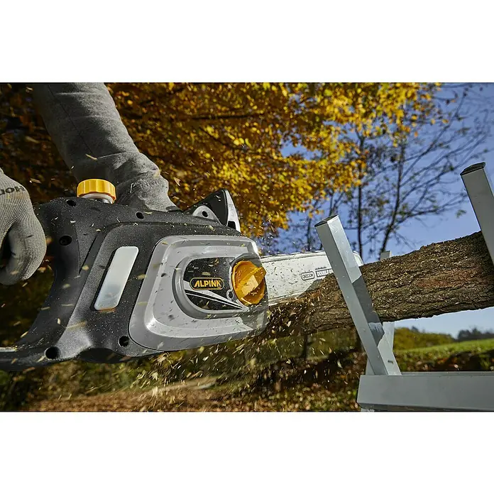 Alpina Elektro-Kettensäge ACS 180 E - 1.800 W, Schwertlänge: 35 cm - Eine Alpina Kettensäge schneidet mit hoher Präzision einen Baumstamm, umgeben von herabfallenden Holzspänen.