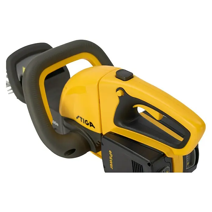 Stiga Akku-Heckenschere HT 300E - 2 Akkus, Schnittlänge: 54 cm - Nahaufnahme einer gelben STIGA Akku-Heckenschere, die für präzise Gartenarbeit und komfortable Handhabung ausgelegt ist.