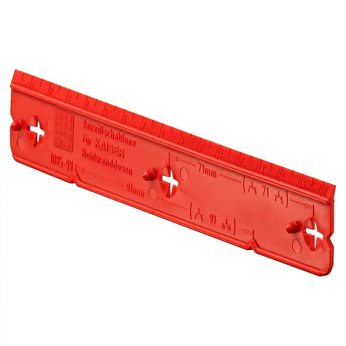 Kaiser Hohlwanddose Schablone 1085-99 - 1 Stk., Normabstand 71 und 91mm - Eine rote Kaiser Anreißschablone für Hohlwanddosen mit Bohrlöchern und metrischen Markierungen zur präzisen Installation von Steckdosen.