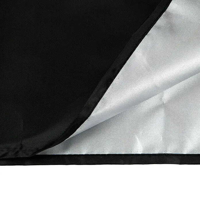 Sun Sandkasten-Schutzhülle - 105 x 105 x 17 cm, Passend für: SUN Sandkasten Matschkiste - Detailaufnahme einer schwarzen und silbernen Stoffoberfläche, die Textur und Materialqualität hervorhebt.