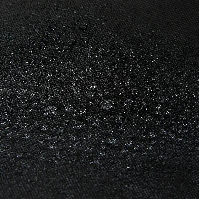 Sun Sandkasten-Schutzhülle - 105 x 105 x 17 cm, Passend für: SUN Sandkasten Matschkiste - Nahaufnahme eines schwarzen, wasserabweisenden Stoffes mit darauf liegenden Wassertropfen, die dessen Funktionalität hervorheben.