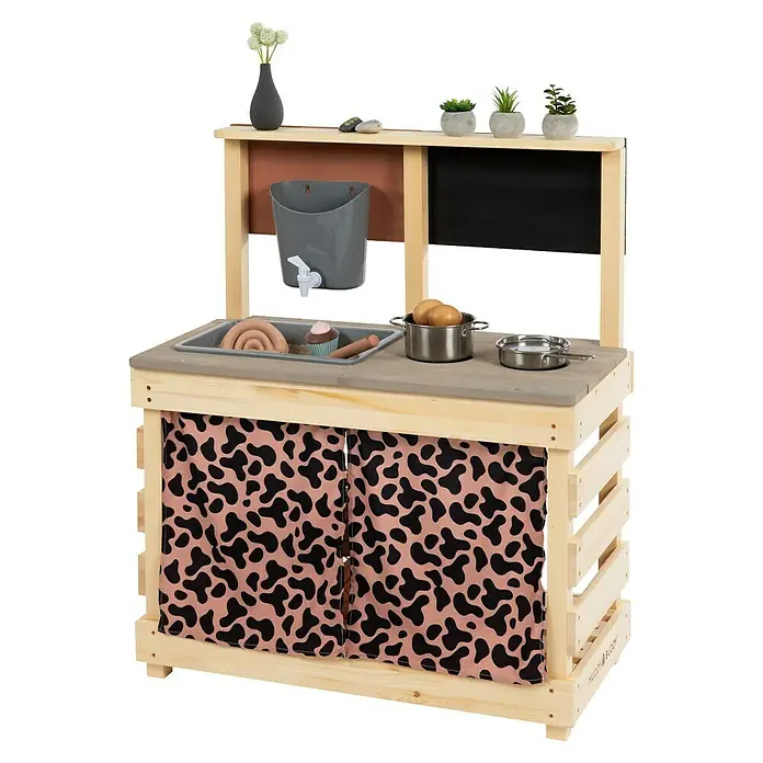 Muddy Buddy Matschküche Big Leo - 80 x 40 x 90 cm, Holz, Natur/ Puderrosa - Kinderküche aus Holz mit Spielbecken, Wasserhahn, Kochfeld, Tafel und Schrank mit Vorhängen für fantasievolles Spielen.
