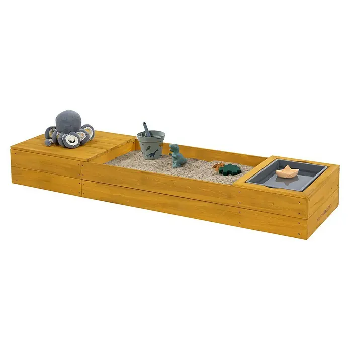 Muddy Buddy Sandkasten Space Saver - 150 x 45 x 20 cm, Holz, Ocker - Ein Holzkasten-Sandkasten mit Spielzeug wie ein Oktopus, Eimer, Dinosaurier und einem Papierboot im Wasserbecken.