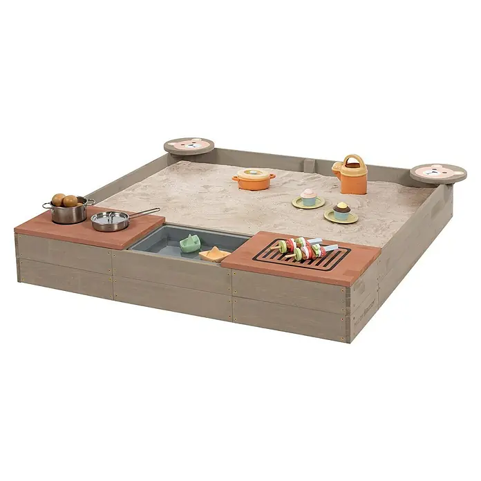 Muddy Buddy Sandkasten Wild Bear - 120 x 120 x 20 cm, Holz, Warmgrau/ Puderrosa - Detailansicht des KidKraft Sandkasten-Spieltisches mit Kochfeld, Spüle und Grill, für kreatives Spielen im Freien.