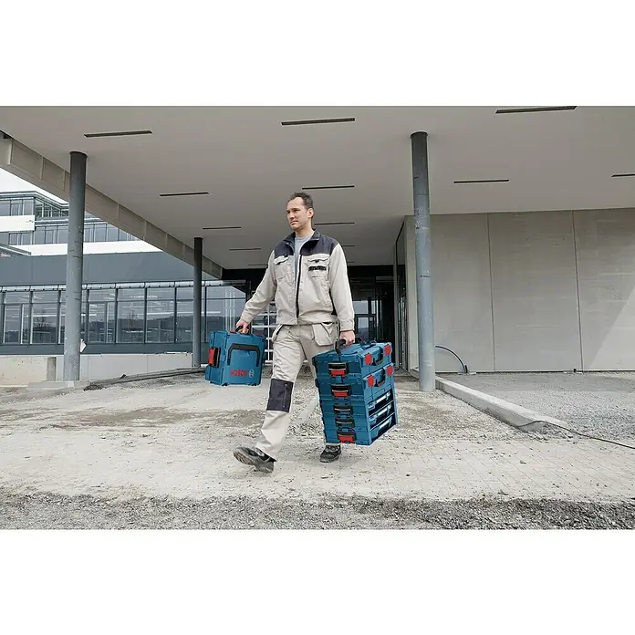 Bosch Professional Werkzeugkasten L-BOXX SHELF 3 - ABS, Passend für: Kompatibilität mit Bosch i-BOXX- und LS-Tray-Produkten - Ein Mann trägt zwei Bosch Werkzeugkoffer. Die robusten Koffer sind ideal für Handwerker, um Werkzeug sicher zu transportieren und zu lagern.