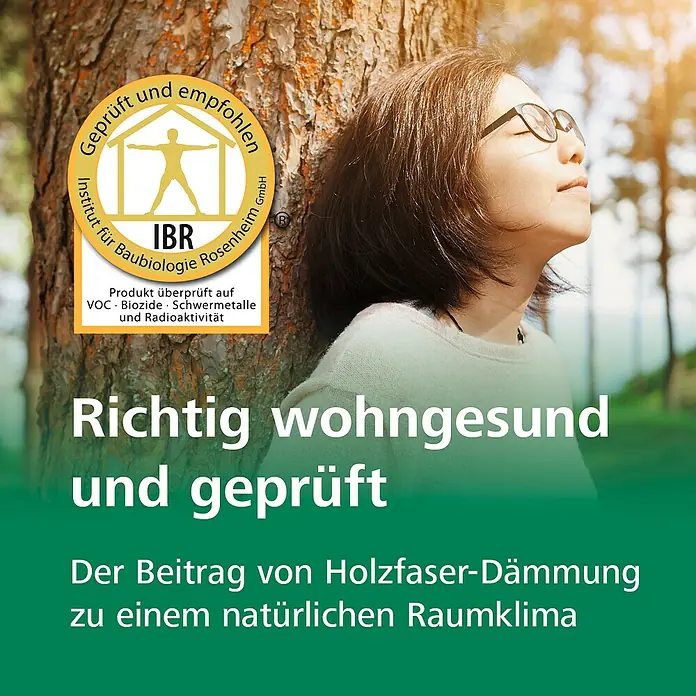 Steico Holzfaserplatte ecosilent - 790 x 590 mm, Stärke: 7 mm, 15 Stk. - Frau lehnt an Baum mit Holzfaser-Dämmung, geprüft vom Institut für Baubiologie Rosenheim, für ein natürliches Raumklima.