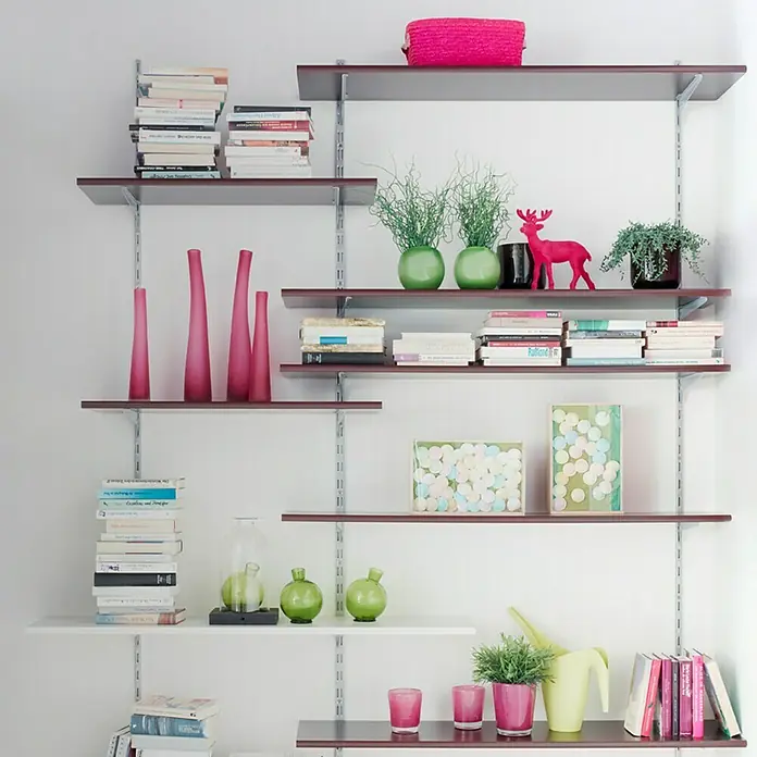 Element System Guía para la pared EL 50 - Largo: 100 cm, Plateado claro, Específico para: Soporte con trama de 50 mm, Sistema de un solo orificio - Estantería de pared con estantes marrones y blancos, adornada con libros, jarrones y plantas. Una solución de almacenamiento elegante y práctica.