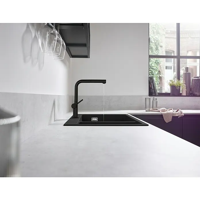 Hansgrohe Talis Spültischarmatur M54 - Ausladung Armatur: 229 mm, Matt Schwarz, Matt - Elegantes Küchendesign mit einer modernen schwarzen Spüle und Armatur. Perfekt für stilbewusste Haushalte, die Wert auf Qualität legen.\n