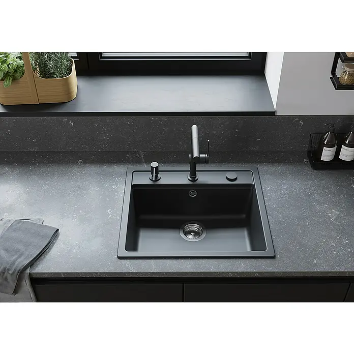 Hansgrohe Talis Spültischarmatur M54 - Ausladung Armatur: 229 mm, Matt Schwarz, Matt - Nahaufnahme einer modernen, schwarzen Küchenspüle mit Armatur und Spülmittelspender auf einer dunklen Arbeitsplatte.