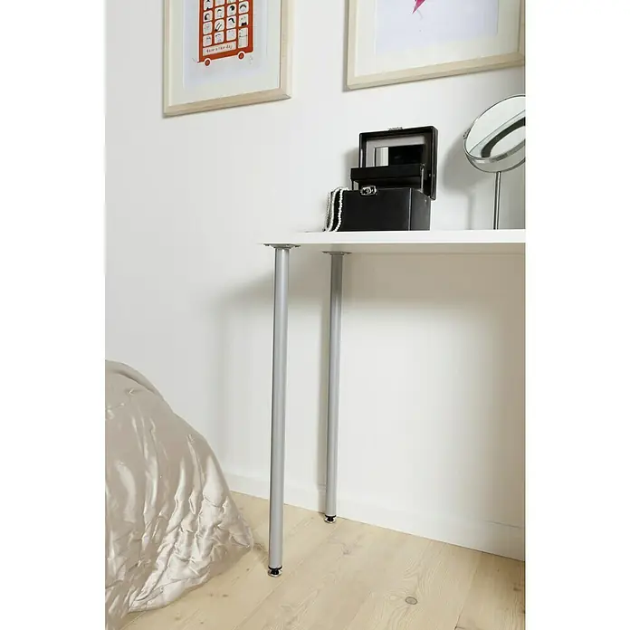 Element System Möbelfuß - Ø x H: 3 x 40 cm, Traglast: 50 kg, Stahl, Chrom - Ein moderner Schminktisch mit silbernen Beinen, einer weißen Tischplatte und einem schwarzen Schmuckkasten darauf.