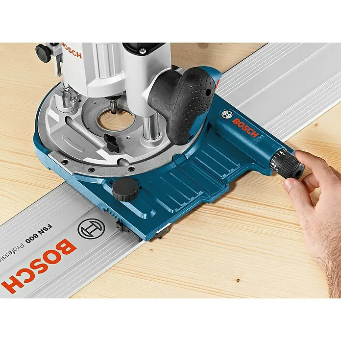 Bosch Professional Adapter OFZ - Passend für: Fräse und Schiene - Nahaufnahme einer Bosch Oberfräse mit Führungsschiene für präzise Holzarbeiten. Ideal für professionelle Ergebnisse.