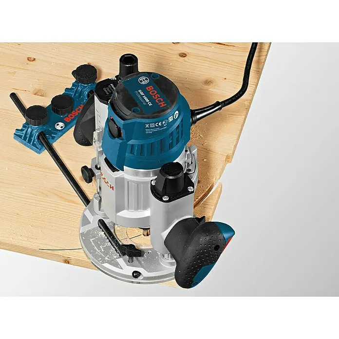 Bosch Professional Adapter OFZ - Passend für: Fräse und Schiene - Nahaufnahme einer Bosch GOF 1600 CE Professional Oberfräse auf einem Holzbrett mit Zubehör.