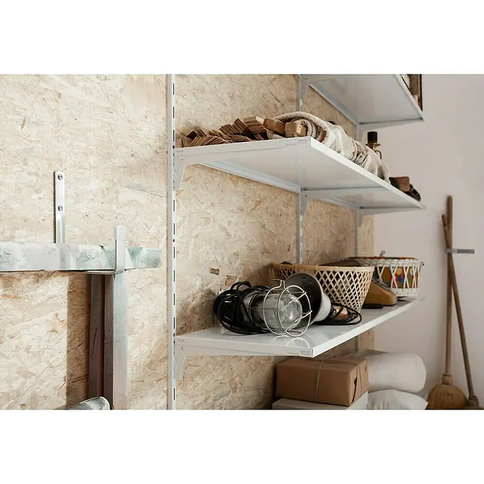 Element System Wandschiene EL 50 - Länge: 14,5 cm, Weiß, Passend für: Träger mit Raster 50 mm, Einlochsystem - Ein Blick auf weiße Regale mit verschiedenen Gegenständen an einer Wand mit Holzmuster. Die Regale bieten Stauraum in einem Arbeitsbereich.