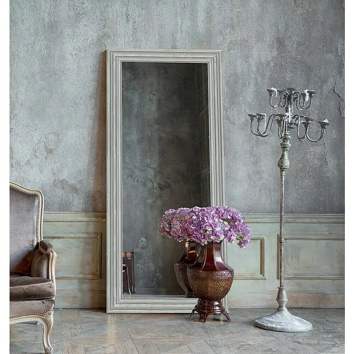 Espejo de pared Fantasía - 53 x 143 cm, Plateado, Madera - Elegante espejo largo con marco decorativo, complementado con un jarrón de estilo con flores y un candelabro para un ambiente atractivo.