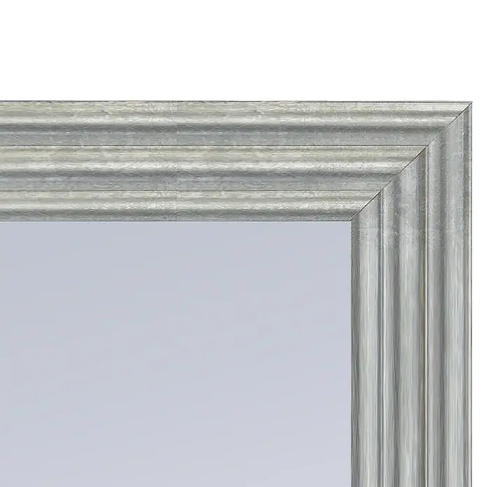 Espejo de pared Fantasía - 63 x 83 cm, Plateado, Madera - Primer plano de un espejo plateado con marco decorativo. Su diseño elegante mejora cualquier habitación.