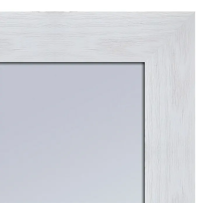 Espejo de pared XL - 78 x 178 cm, Blanco - Primer plano de un marco de fotos blanco con textura de grano de madera y fondo gris.