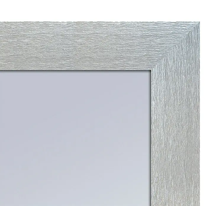 Espejo de pared DM Lisboa - 54 x 144 cm, Plateado - Primer plano de un marco de fotos plateado con una textura delicada y un diseño moderno, ideal para fotos y obras de arte.