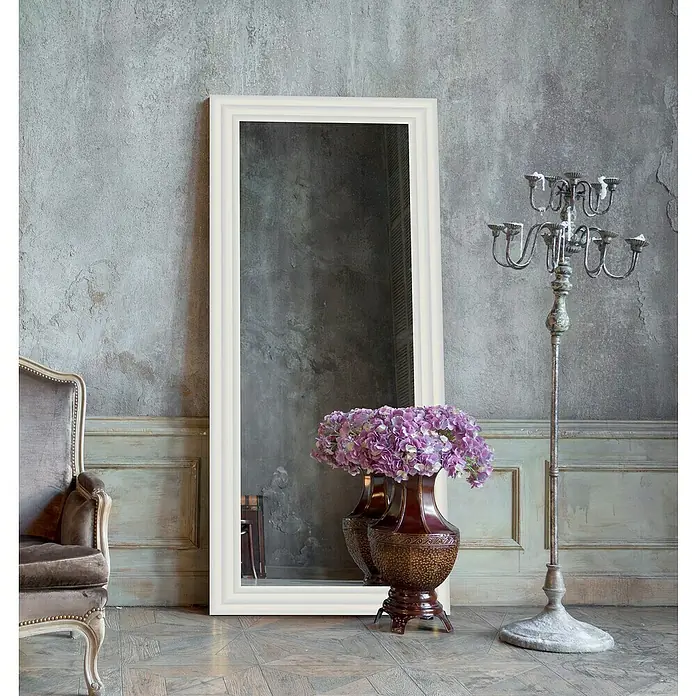 Espejo de pared Fantasía - 53 x 143 cm, Blanco, Madera - Elegante espejo de pie con marco blanco, decorado con un ramo y un candelabro, que añade un toque de lujo a cualquier habitación.