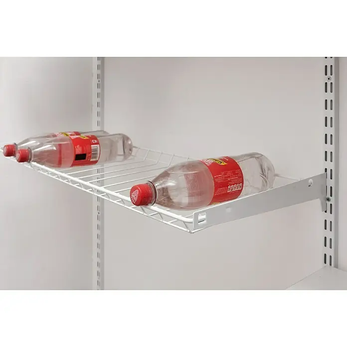Element System Classic Wandschiene EL 32 - Länge: 45 cm, Weiß, Passend für: Träger mit Raster 32 mm, Zweilochsystem - Nahaufnahme eines weißen Drahtregals mit drei Wasserflaschen, das an einer weißen Wandhalterung befestigt ist.