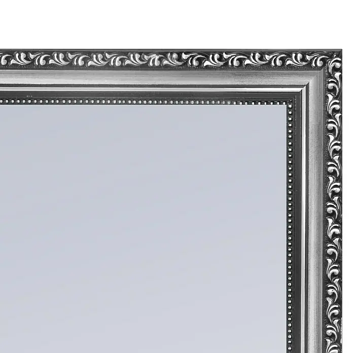 Espejo de pared Fantasía Cenefa - 48 x 138 cm, Plateado - Primer plano de un marco decorativo plateado con adornos detallados y un interior liso y reflectante.