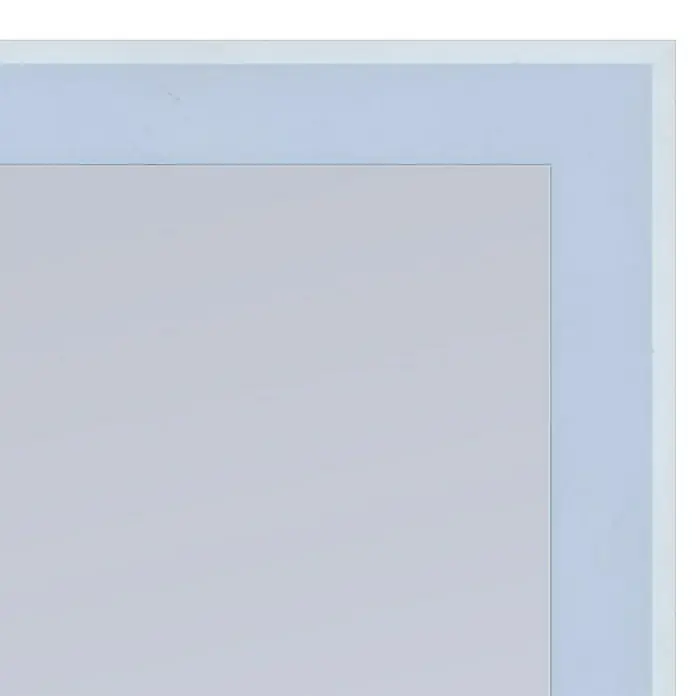 Espejo de pared Pirámide - 44 x 134 cm, Blanco - Primer plano de un lienzo enmarcado con fondo gris claro y bordes azules, que ofrece una estética sencilla.