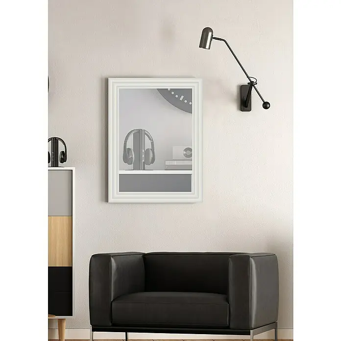 Espejo de pared Fantasía - 63 x 83 cm, Blanco, Madera - Un espejo con marco blanco cuelga en la pared, reflejando un entorno moderno con auriculares y un estante.