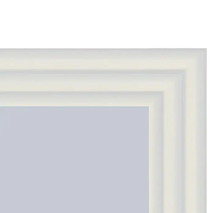 Espejo de pared Fantasía - 63 x 83 cm, Blanco, Madera - Primer plano de un marco de fotos blanco con un diseño clásico de tres niveles, ideal para exhibir obras de arte o fotos.