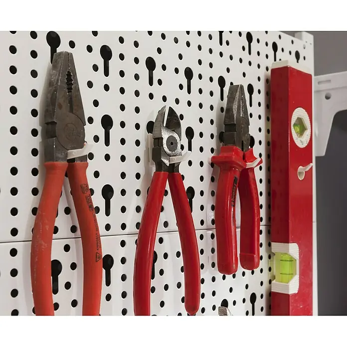 Element System Classic Lochwand-Set Organizer 2 - 2 x Stahllochplatten 80 x 20 cm, 2 x Wandschienen 50 cm, 19 verschiedene Werkzeughalter und Boxen, Montagematerial, 29 -tlg. - Werkzeuge wie Zangen und eine Wasserwaage hängen an einer Lochwand. Die Werkzeuge haben rote Griffe und sind gut sichtbar angeordnet.
