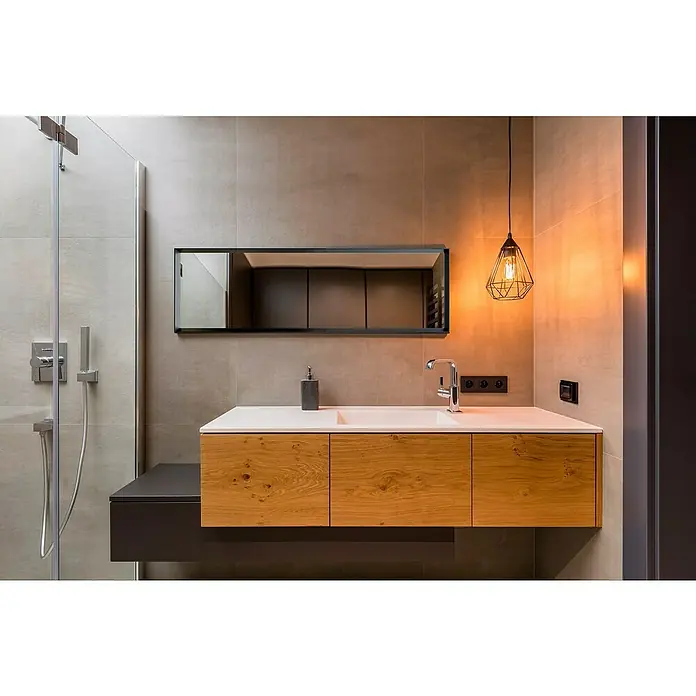 Espejo de pared Pirámide - 44 x 134 cm, Negro - Elegante interior de baño con un moderno tocador de madera, un espejo elegante y una lámpara colgante decorativa.