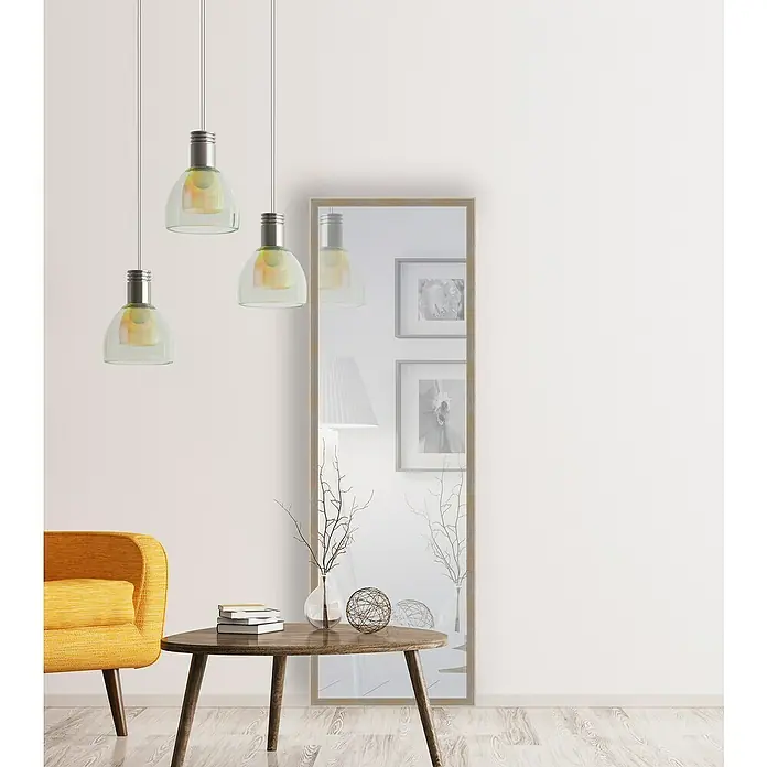 Espejo de pared Pirámide - 44 x 134 cm, Natural - Diseño interior con sillón amarillo, mesa de madera y lámpara de pie reflejados en un espejo de pared para añadir profundidad.