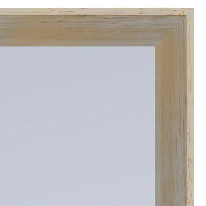 Espejo de pared Pirámide - 44 x 134 cm, Natural - Detalle de un marco de fotos de madera, que enmarca parte de la imagen destacando la veta natural de la madera.