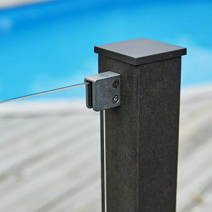 Plus Sichtschutzelement Futura Klar - 90 x 91 cm, Glas, Transparent - Detailaufnahme eines schwarzen Zaunpfostens mit Glasklemme, die ein Glaspaneel hält. Der Pfosten steht vor einem Pool.