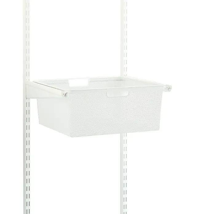 Elfa Classic by Elfa Gitterkorb für Auszug - L x B x H: 40 x 45 x 18 cm, Weiß - Drahtkorb an einem weißen Regalsystem, ideal zur Aufbewahrung. Praktisches Design für Ordnung und Übersichtlichkeit im Kleiderschrank.