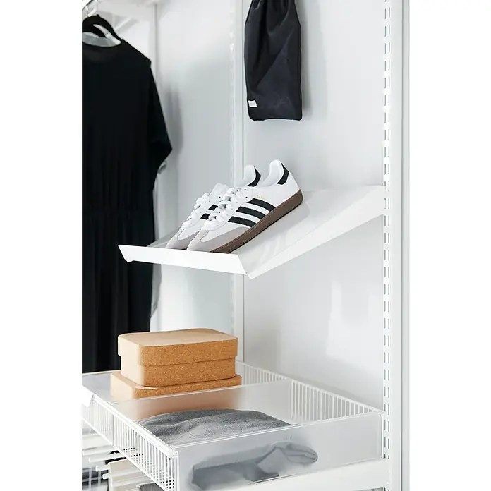Elfa Classic by Elfa Regalboden - L x B x H: 34,8 x 59,8 x 7,5 cm, Weiß - Ein Paar Adidas Samba Schuhe auf einem weißen Regal in einem weißen Kleiderschrank mit weiteren Gegenständen.