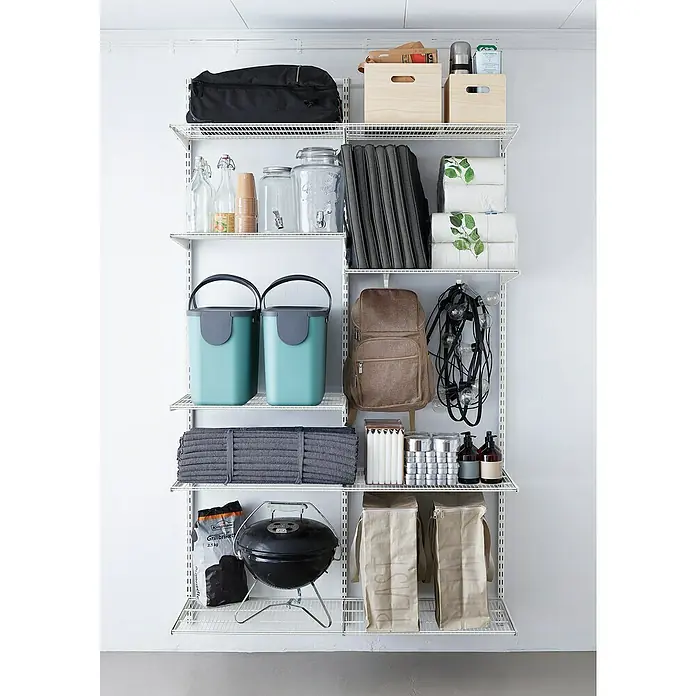 Elfa Classic by Elfa Gitterfachboden - L x B x H: 40 x 60 x 1,4 cm, Weiß - Ein gut sortiertes Regalsystem zeigt verschiedene Gegenstände, darunter Taschen, Behälter und eine Grill. Ideal zur Aufbewahrung von Dingen.