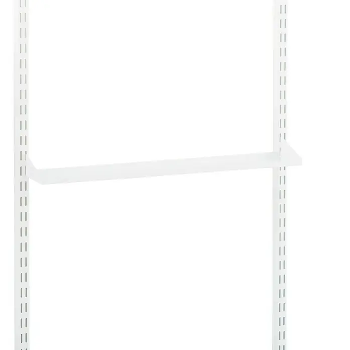 Elfa Classic by Elfa Regalboden inkl. Tragarm - L x B x H: 10 x 60 x 4,8 cm, Weiß, Regalsystem Classic by Elfa - Nahaufnahme einer weißen Regalbaugruppe mit vertikalen Schienen und einem weißen Regalboden, ideal für die Organisation von Stauraum.