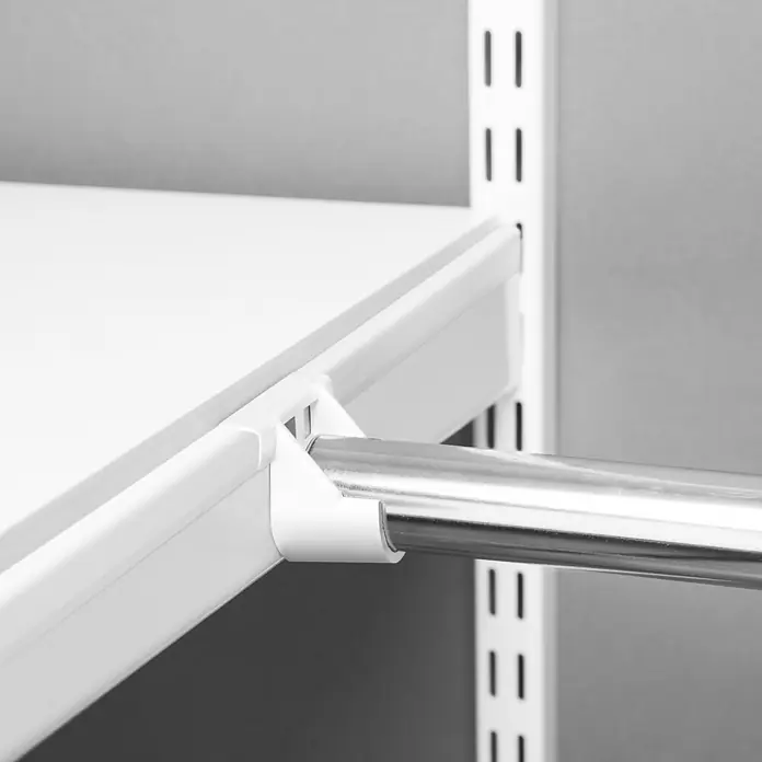 Elfa Classic by Elfa Abdeckleiste für Kleiderstangen - Länge: 40 cm, Weiß, Links - Detailaufnahme eines weißen Regalsystems mit einer glänzenden Metallstange. Das System ist schlicht und funktional gestaltet.