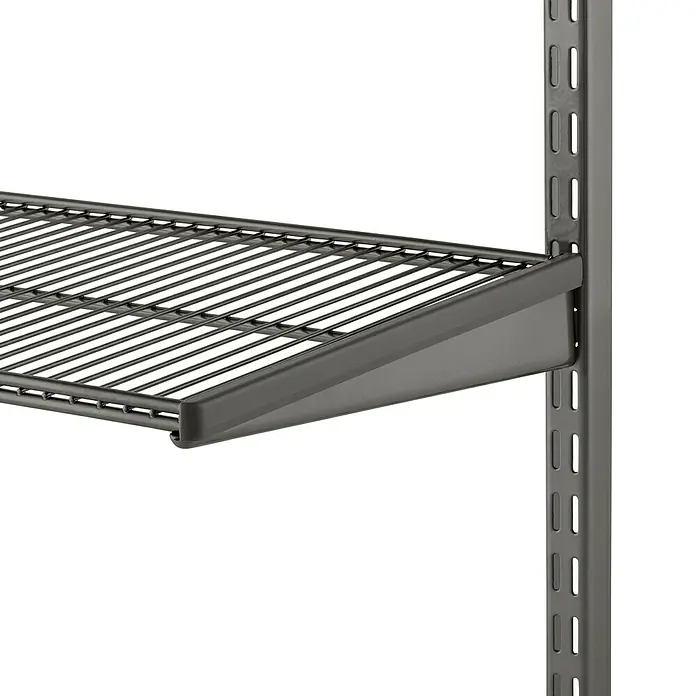 Elfa Classic by Elfa Abdeckung Click-in - Länge: 30 cm, Graphit, Links - Nahaufnahme eines grauen Regals mit Drahtboden, das an einer vertikalen Metallschiene befestigt ist. Ideal für flexible Stauraumlösungen.