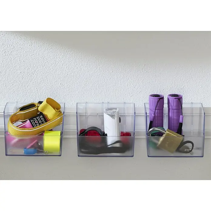 Elfa Classic by Elfa Aufbewahrungsbox - L x B x H: 11 x 11,2 x 8 cm, Kunststoff, Weiß, Regalsystem Classic by Elfa - Ein Foto von drei transparenten Aufbewahrungsbehältern mit verschiedenen Gegenständen, die an einer weißen Wand befestigt sind.