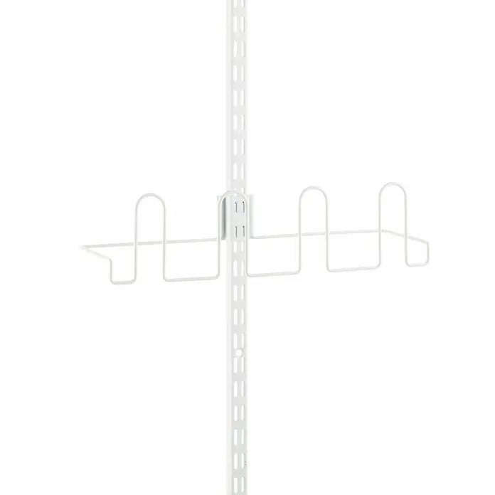 Elfa Classic by Elfa Schuhregal - L x B x H: 13,2 x 43,5 x 11,3 cm, Weiß - Ein weißer Schuhregalhalter mit Platz für drei Paar Schuhe, an einer weißen Metallschiene befestigt.