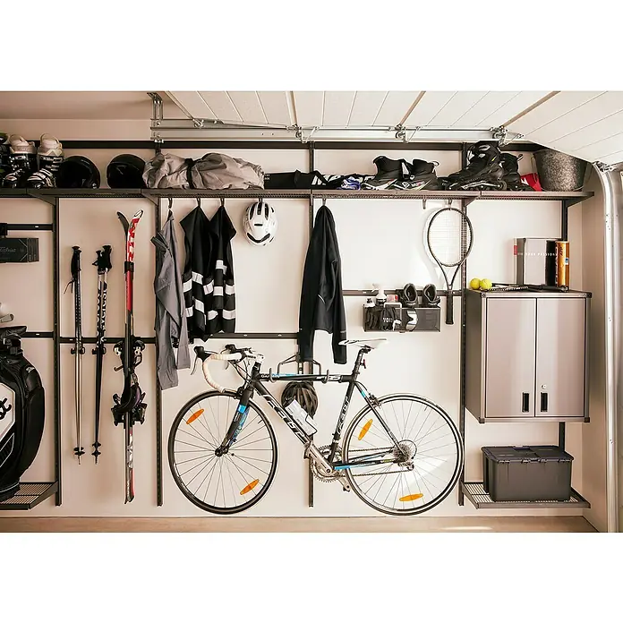 Elfa Garage+/Décor+ by Elfa Hängeschiene - Länge: 102 cm, Mattes grau, Passend für: Regalsystem Garage+/Décor+ by Elfa - Garagenorganisation mit Fahrrad, Skiern, Tennisschläger und Aufbewahrungsschränken an einem modularen Wandsystem.