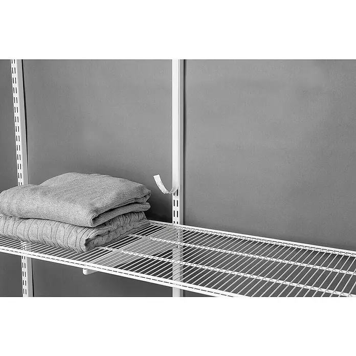 Elfa Classic by Elfa Abdeckleiste - Länge: 422,4 cm, Weiß - Ein elegantes, modernes Regalsystem mit zwei gestapelten grauen Strickpullovern, die ordentlich gefaltet auf einem weißen Drahtregal liegen.