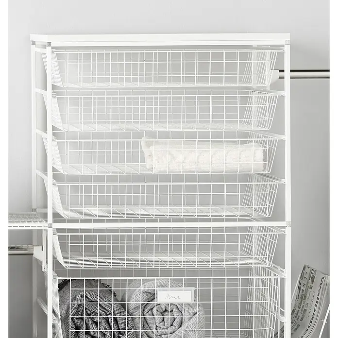 Elfa Classic by Elfa Drahtkorb für Korbregalsystem - L x B x H: 50 x 40 x 18 cm, Weiß - Das Bild zeigt einen weißen Drahtkorb-Organizer mit mehreren Körben, in denen verschiedene Gegenstände wie Handtücher und Decken aufbewahrt werden.