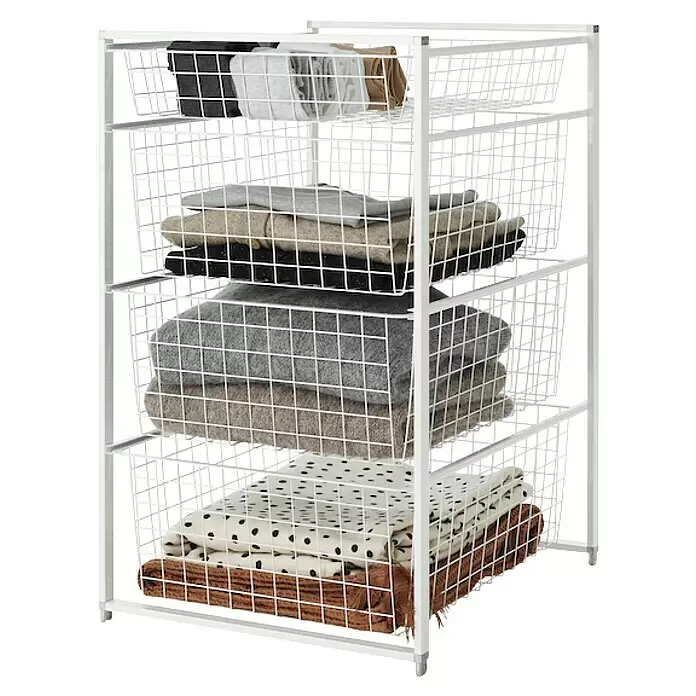 Elfa Classic by Elfa Regalsystem für Korbregalsystem - L x B x H: 53,5 x 45 x 74 cm, Weiß, Mit Drahtkörben - Weißes Drahtgitter-Aufbewahrungsregal mit vier Körben, gefüllt mit gefalteter Kleidung.