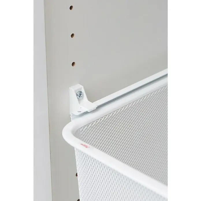 Elfa Laufschiene - Länge: 54 cm, Passend für: Regalsystem Classic by Elfa - Nahaufnahme eines weißen Drahtkorbs, der mit einer Halterung und einer Schraube an einer weißen Schrankwand befestigt ist.