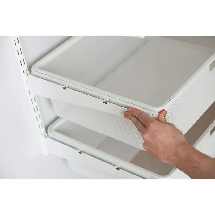 Elfa Classic by Elfa Gitterkorb für Auszug - L x B x H: 30 x 45 x 8 cm, Weiß - Nahaufnahme eines weißen Elfa-Schrankaufbewahrungssystems mit Drahtkörben, die an verstellbaren Regalen befestigt sind, die von einer Person herausgezogen werden.