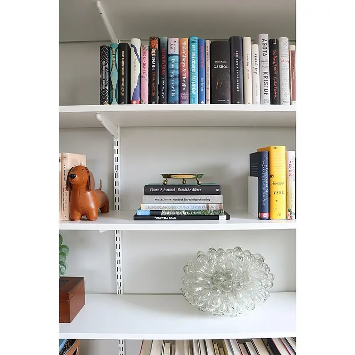 Elfa Sparring by Elfa Wandschiene - Länge: 32 cm, Passend für: Regalsystem Sparring by Elfa, Zweilochsystem, Weiß - Bücherregal mit einer Auswahl an Büchern und dekorativen Gegenständen, die auf den Regalen angeordnet sind.