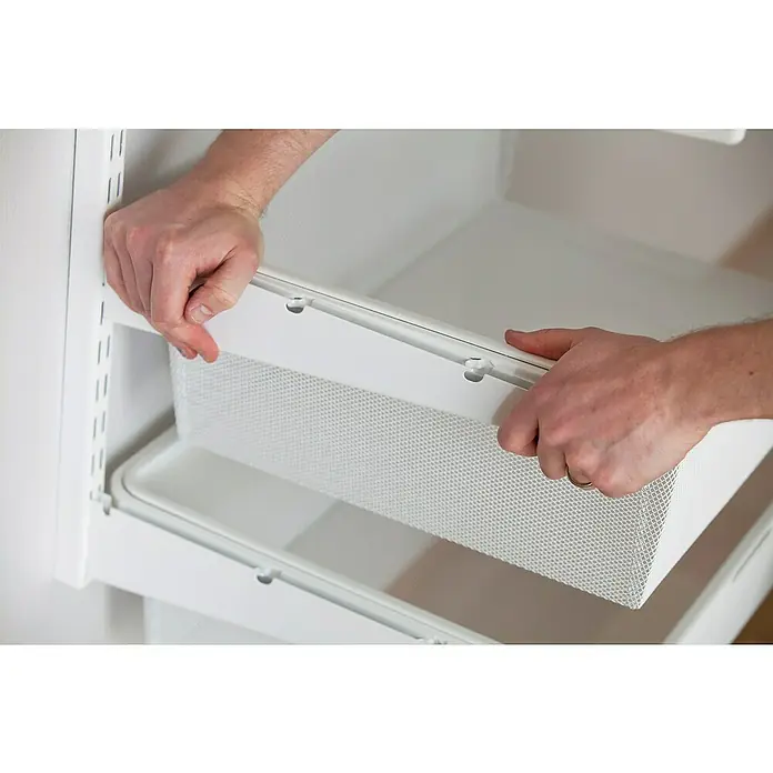 Elfa Classic by Elfa Gitterkorb für Auszug - L x B x H: 30 x 45 x 8 cm, Weiß - Eine Person montiert einen weißen, perforierten Drahtkorb in einem weißen Regalsystem, wobei der Fokus auf dem einfachen Einsetzen des Korbes liegt.
